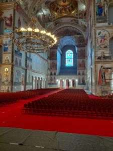 Timp de aşteptare de până la opt ore la Catedrala Naţională